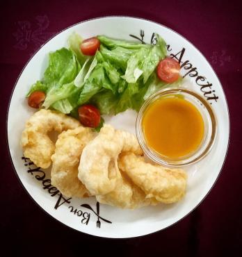 Креветки темпура с листом салата и соусом манго